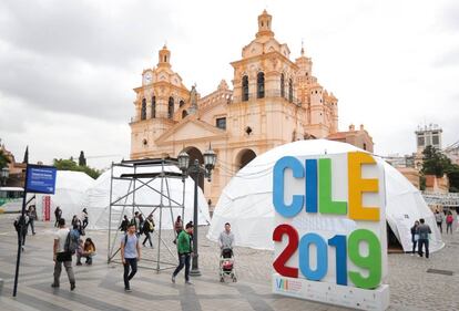 Plaza San Martín de Córdoba (Argentina, con la catedral al fondo, durante el VIII Congreso de la Lengua Española (CILE).