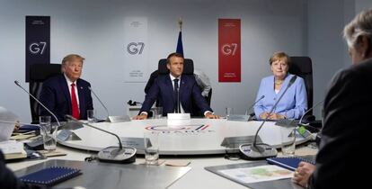 Donald Trump, Emmanuel Macron y Angela Merkel, ayer en la cumbre del G7, en Biarritz (Francia).