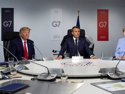 Donald Trump, Emmanuel Macron y Angela Merkel, ayer en la cumbre del G7, en Biarritz (Francia).