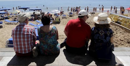 Turistas en la playa de Benidorm (Alicante).