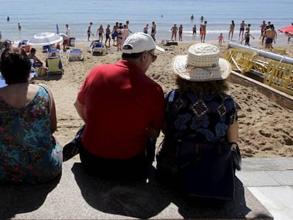 Turistas en la playa de Benidorm (Alicante).