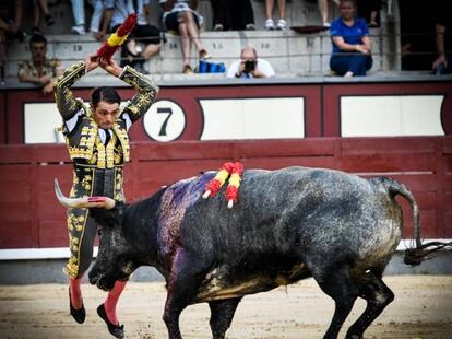 Sánchez Vara, en un par de banderillas al quinto de la tarde.