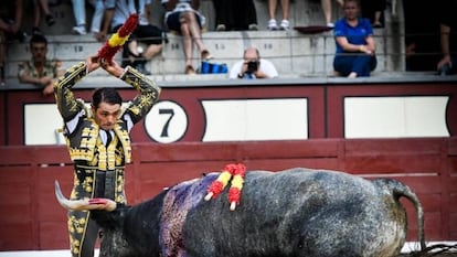 Sánchez Vara, en un par de banderillas al quinto de la tarde.