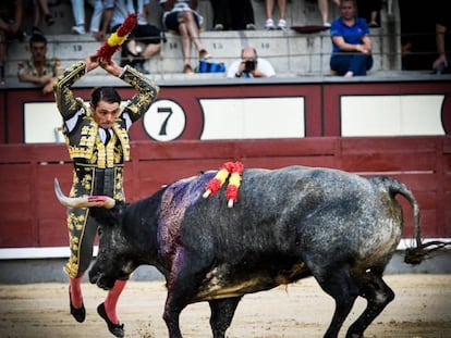 Sánchez Vara, en un par de banderillas al quinto de la tarde.