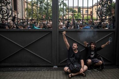 Partidarios del referémdun esperan la llegada de la Policía Nacional en la Escola Industrial de Barcelona.