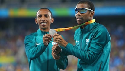 Junto de seu guia Eriton Nascimento, Odair Santos Eriton posa com sua segunda medalha de prata na Rio 2016. Desta vez, na modalidade dos 1500m T11 (para deficientes visuais) do atletismo.