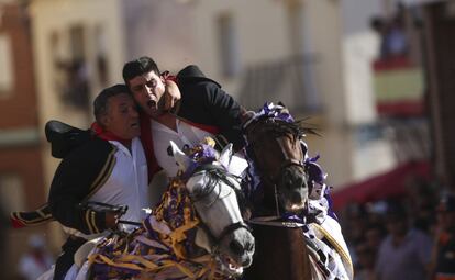 Durante estas carreras, los jinetes "deben demostrar su arte ecuestre abrazándose por el hombro e intentando que los caballos vayan lo más parejo y rápido posible", explica el Consistorio.