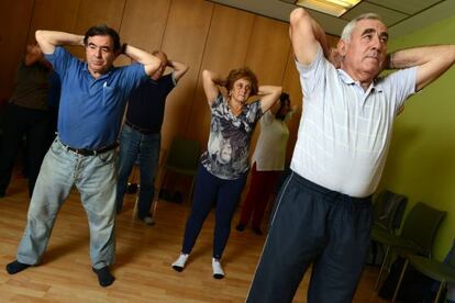 Varias personas participan en uno de los talleres para mayores impulsados por La Caixa.