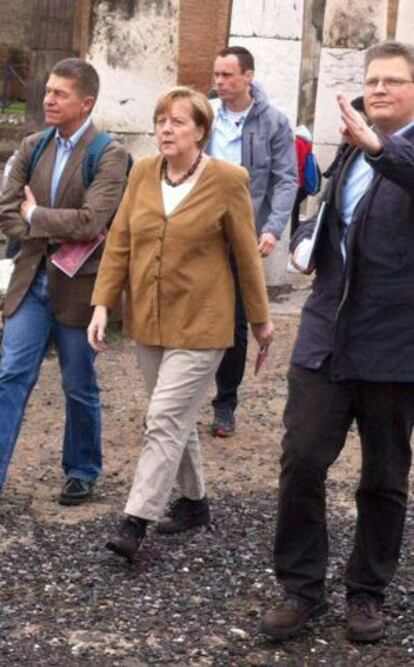 Angela Merkel, con su marido ( a la izquierda), de visita en Pompeya.