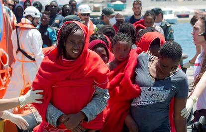 Varios inmigrantes son rescatados mientras intentaban llegar en patera a las costas españolas, este sábado. 