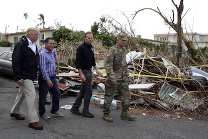 Trump caminando este martes por Guaynabo, Puerto Rico.