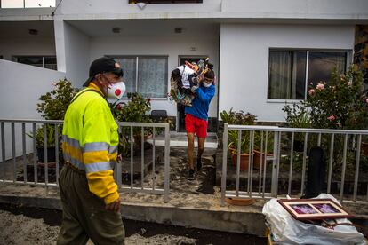 Un vecino del barrio de Todoque recoge sus pertenencias este martes, tras la erupción volcánica en La Palma.