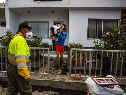 Un vecino del barrio de Todoque recoge sus pertenencias este martes, tras la erupción volcánica en La Palma.