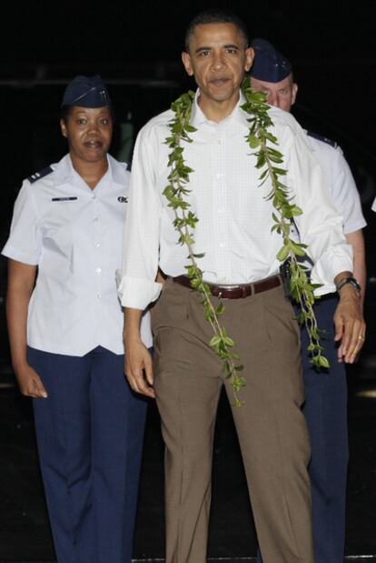 Barack Obama, a su llegada al aeropuerto de Honolulú.