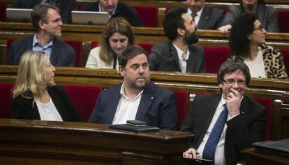 Munt&eacute;, Junqueras y Puigdemont en el Parlament.