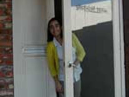 Mar Rodríguez Hershenson, en la puerta de su empresa en Sunnyvale.