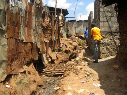 Calle de Kibera con una zanja para aguas residuales.