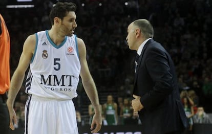 Rudy conversa con Pablo Laso durante el partido de Kaunas. **