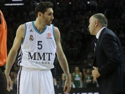 Rudy conversa con Pablo Laso durante el partido de Kaunas. **
