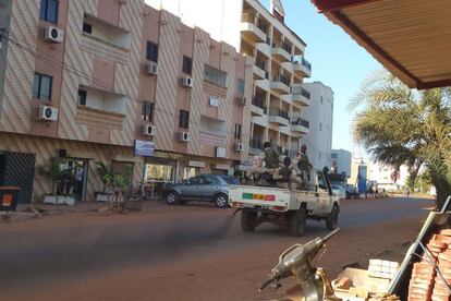 Uma fonte da Presidência confirmou à Reuters que havia cidadãos franceses entre os reféns. Na imagem, forças de segurança de Mali no centro de Bamako.