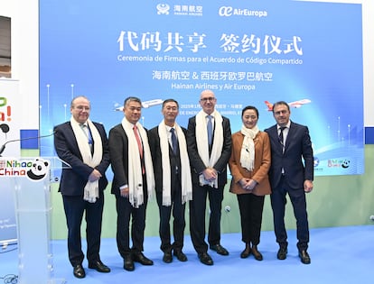 El presidente de Hainan Airlines Holding, Tao Zhu (segundo por la inquierda), junto al embajador de China en España, Yao Jing, y el consejero delegado de Air Europa, Jesús Nuño de la Rosa, en la pasada edición de la feria del turismo Fitur.