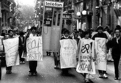 Manifestació del 1985 per demanar a Telefónica la retolació en català.