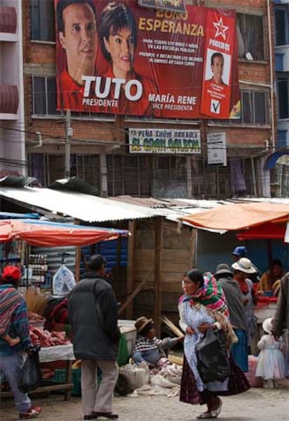 Propaganda del partido Poder Democrático y Social en un mercado de El Alto.