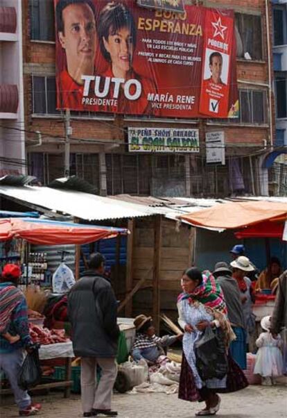 Propaganda del partido Poder Democrático y Social en un mercado de El Alto.