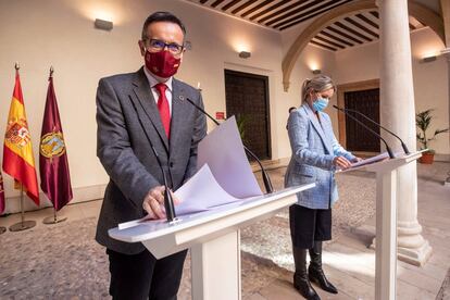 La coordinadora en Murcia de Ciudadanos y candidata a presidir la Comunidad de Murcia, Ana Martínez Vidal, en una comparecencia de este viernes junto al secretario general del PSOE en Murcia, Diego Conesa, en el Palacio Guevara de Lorca.