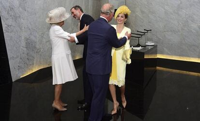 Carlos de Inglaterra y la duquesa de Cornualles saludan a los Reyes, el pasado 12 de julio en Londres.