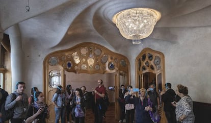 La lámpada rodeada de visitantes de la Casa Batlló.