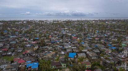 La ONG Save the Children teme por la vida de 100.000 personas debido a la llegada del ciclón Idai a Mozambique, donde los ríos se están desbordando e inundando grandes extensiones de tierra. En la imagen, el barrio de Nhamudima en la ciudad costera de Beira (Mozambique) ha sido arrasado por el ciclón, el 17 de marzo de 2019.