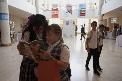 Dos ni&ntilde;as leen un libro en el Museo de Arte de Puerto Rico, en el marco de la tercera edici&oacute;n del Festival de la Palabra.