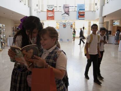 Dos ni&ntilde;as leen un libro en el Museo de Arte de Puerto Rico, en el marco de la tercera edici&oacute;n del Festival de la Palabra.