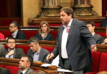 El líder de ERC, Oriol Junqueras, hace una pregunta al presidente de la Generalitat, Artur Mas, durante la sesión de control al Govern y al presidente catalán,  en el Parlament de Cataluña. EFE/Archivo