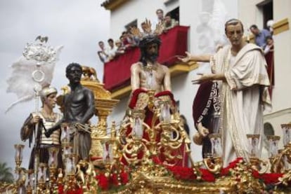 Un esclavo negro en un paso de la Semana Santa de Sevilla.