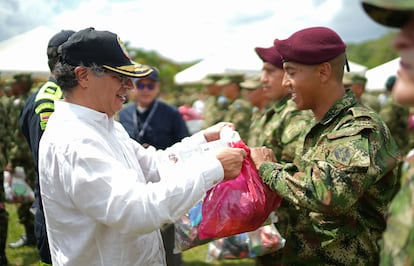 Gustavo Petro durante un acto oficial con integrantes del Ejército, en Saravena, el 22 de diciembre de 2022.