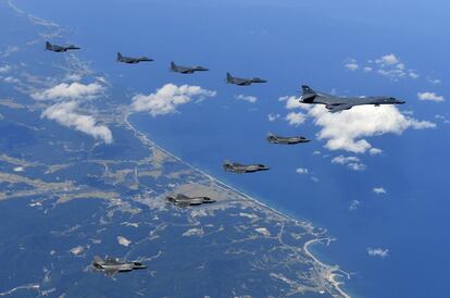 Un bombardero estadounidense B-1B, cazas estadounidenses F-35B y surcoreanos F-15K sobrevuelan la península de Corea durante unas maniobras en Corea del Sur.