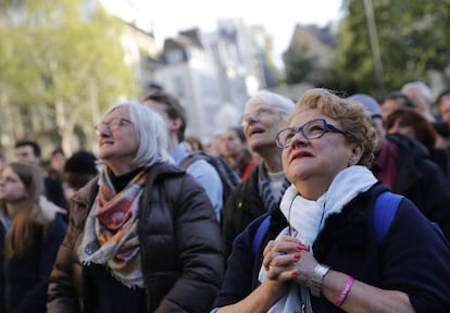 Una mujer reza durante una misa celebrada con motivo de la Semana Santa, en la iglesia del Santo Sepulcro de París (Francia), el 17 de abril de 2019.