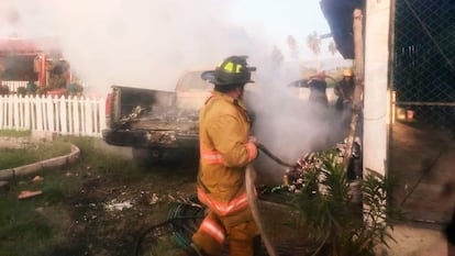 Bomberos sofocan incendio de una casa y dos vehículos este lunes en Tres Palos, Acapulco (Estado de Guerrero).