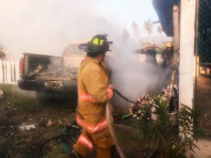 Bomberos sofocan incendio de una casa y dos vehículos este lunes en Tres Palos, Acapulco (Estado de Guerrero).