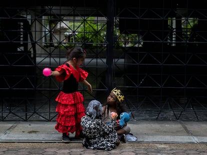 Tres niñas juegan en un parque de Caracas, este lunes.