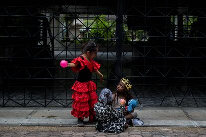 Tres niñas juegan en un parque de Caracas