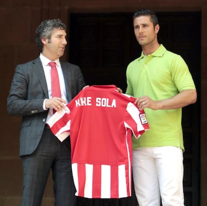 Sola posa con la camiseta del Athletic junto a Josu Urrutia