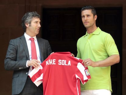Sola posa con la camiseta del Athletic junto a Josu Urrutia
