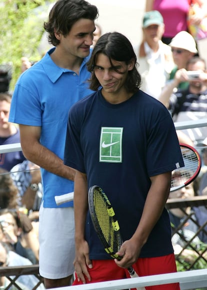 Federer y Nadal, durante una sesión fotográfica, un día antes de enfrentarse en partido de semifinales de Roland Garros, en París. (3/06/2005).