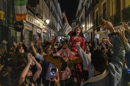 Aglomeraciones el viernes en los bares de la calle de Espoz y Mina, junto a la Puerta del Sol de Madrid, tras el toque de queda. En sus calles se agolpaban mucha algaraba, poca mascarilla quienes salan de bares y restaurantes con ganas de ms. Locales cerrados y domicilios acogan fiestas ilegales.