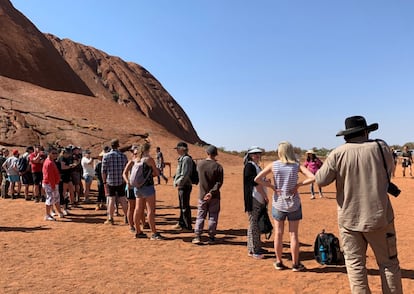 "Hay muchos lugares sagrados y rutas cósmicas alrededor de Uluru formados por seres ancestrales y es un proceso continuo de recreación conocido como el 'Tiempo del Sueño'", algo que algunas personas no entienden "porque no reconocen que todos existimos dentro de un cosmos viviente que se regenera", agregó.