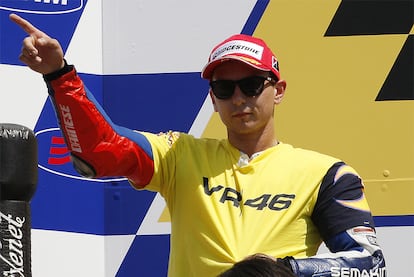 Pese a sus diferencias con Valentino Rossi, el mallorquín lució en el podio de Mugello una camiseta amarilla, con las siglas VR46, en homenaje a su compañero de equipo, que un día atrás sufrió una aparatosa caída que le rompió la tibia y el peroné de la pierna derecha.