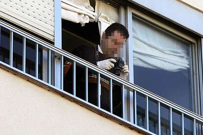 Un polica toma fotografas desde la terraza en la que recibi un tiro el fallecido en Madrid.